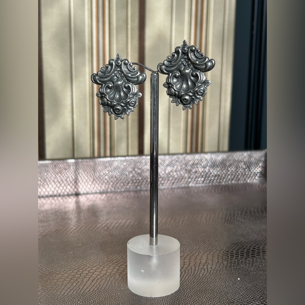 Shell motif earrings